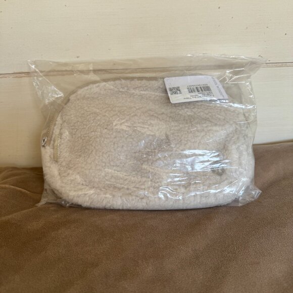 NWT, Lululemon Everywhere Belt Bag - Fleece, Natural Ivory - Silver Hardware - Picture 5 of 10